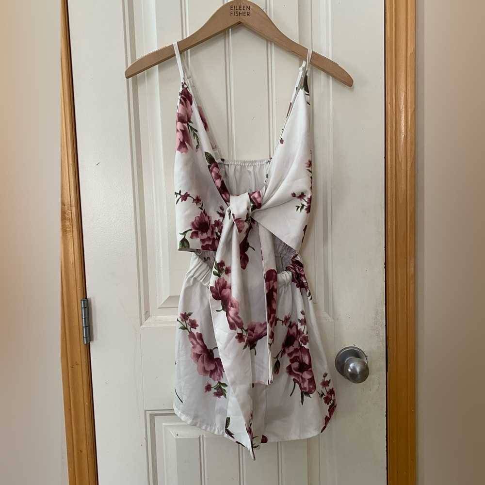 Front tie floral print romper ⭕️ 3/$15 ⭕️